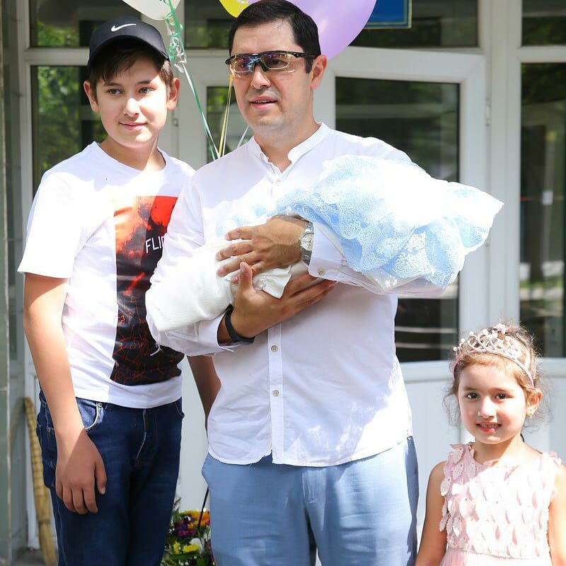 Рустам Ахметов — заботливый отец, любящий супруг, прекрасный семьянин.
